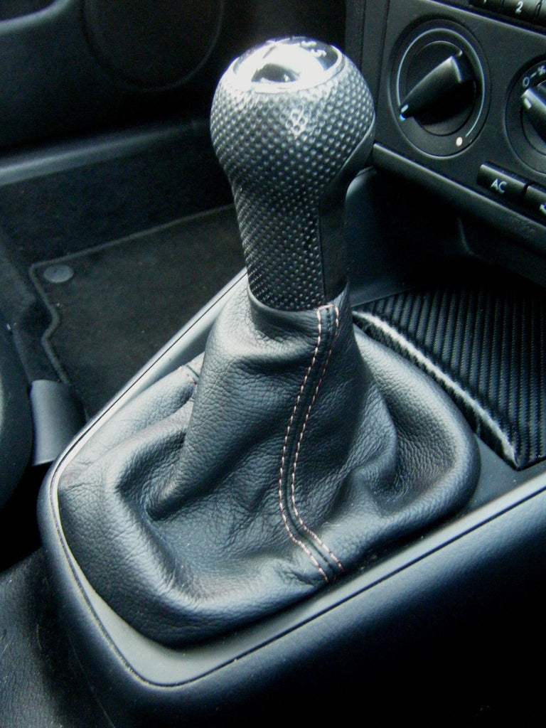 WHITE DOUBLE STITCHING FITS VW GOLF 4 Mk4 & BORA 1998-2005 BLACK GEAR GAITER